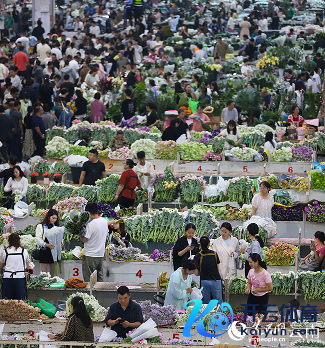 昆明斗南花草商场内东谈主潮涌动，前来选购鲜花的市民和旅客滚滚抵制。东谈主民网记者 李发兴摄